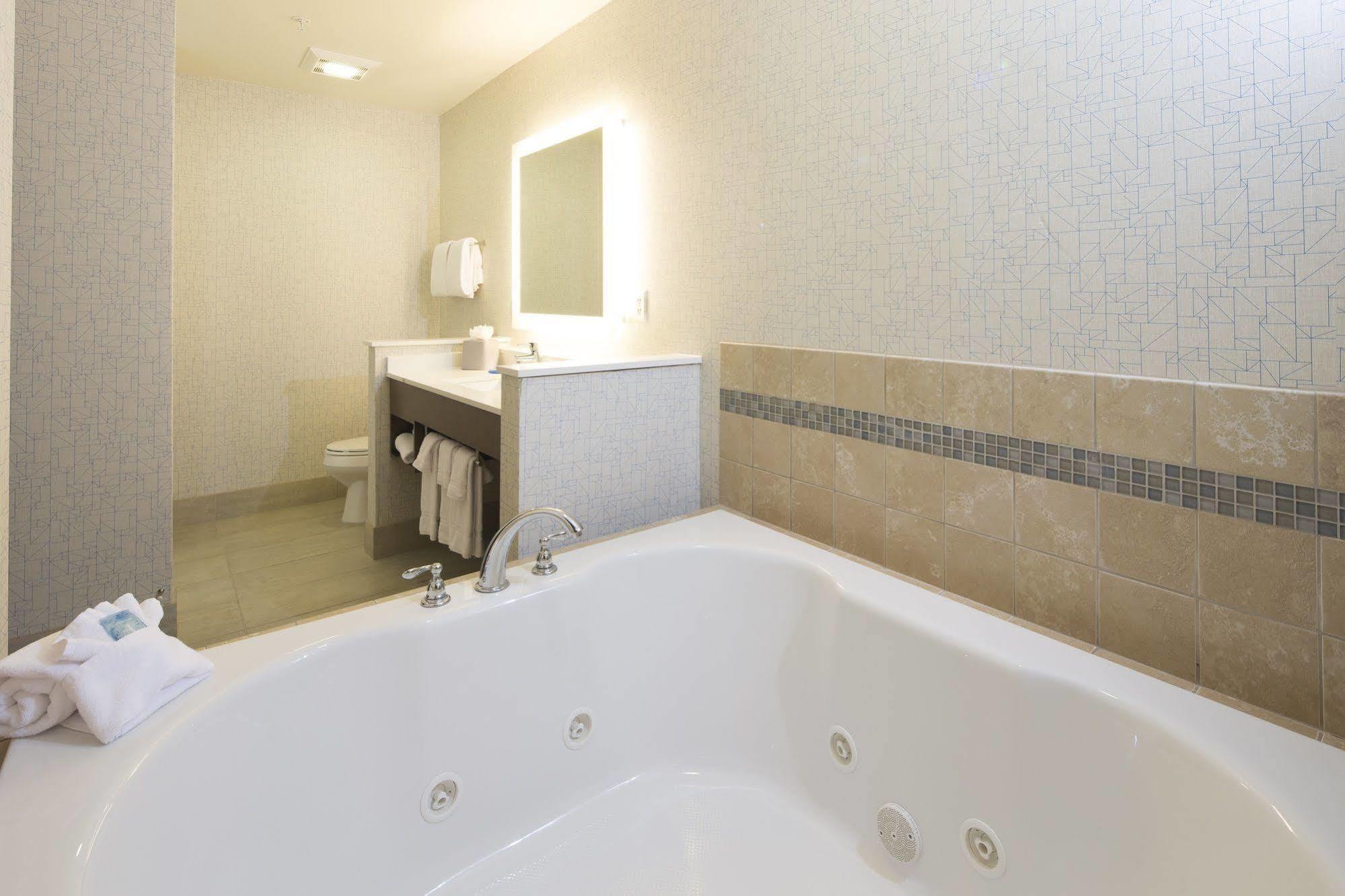 Holiday Inn Express & Suites - Portage By Ihg Екстериор снимка
