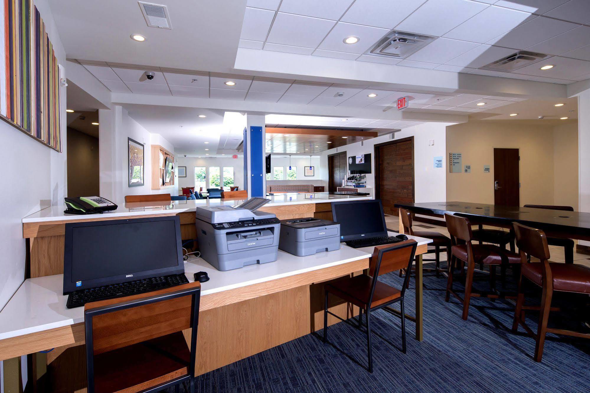 Holiday Inn Express & Suites - Portage By Ihg Екстериор снимка